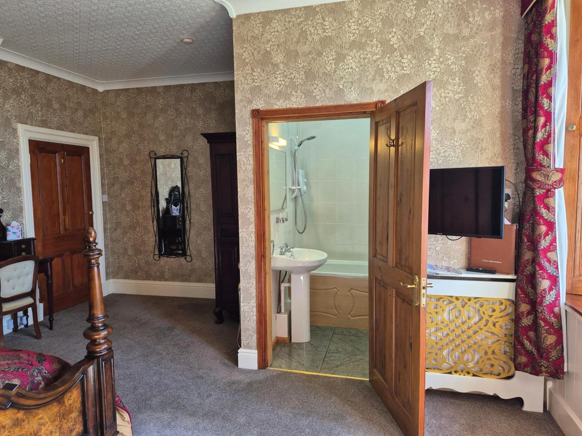 St David'S Guesthouse Haverfordwest Ngoại thất bức ảnh